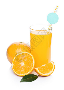 含生橙子和白底蓝稻草的有机新鲜橙色凉冰汁图片
