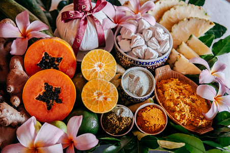 含有草药和新鲜热带水果木瓜橘子橙姜松黄等的泰国温泉成分详情图片