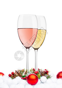 白色和玫瑰红酒杯装饰白色背景图片