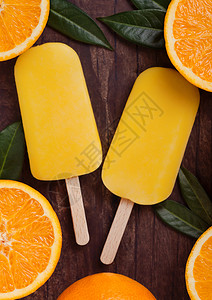 新鲜有机水果橙色冰淇淋木制背景有新鲜橙子的叶图片
