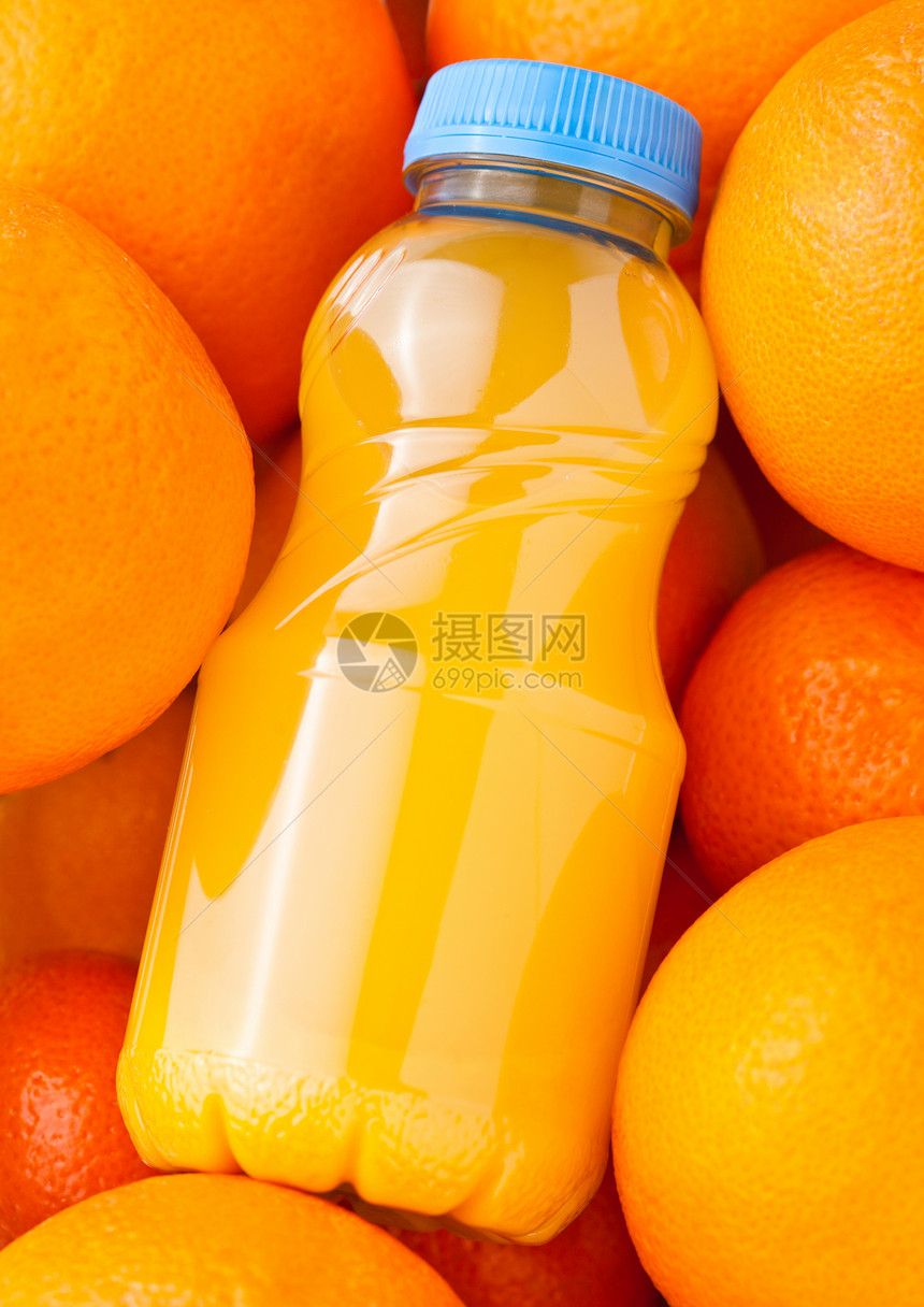 含生橙子背景的有机新鲜橙汁塑料瓶图片