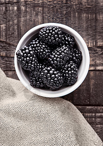 白莓黑木板天然健康食物鲜活摄影图片