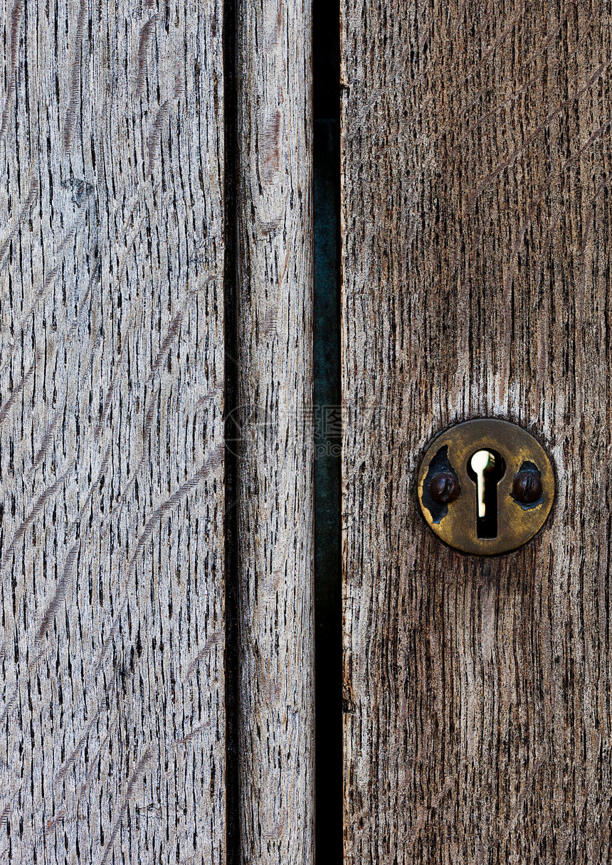 锁有金属的旧木门关闭纹理背景图片