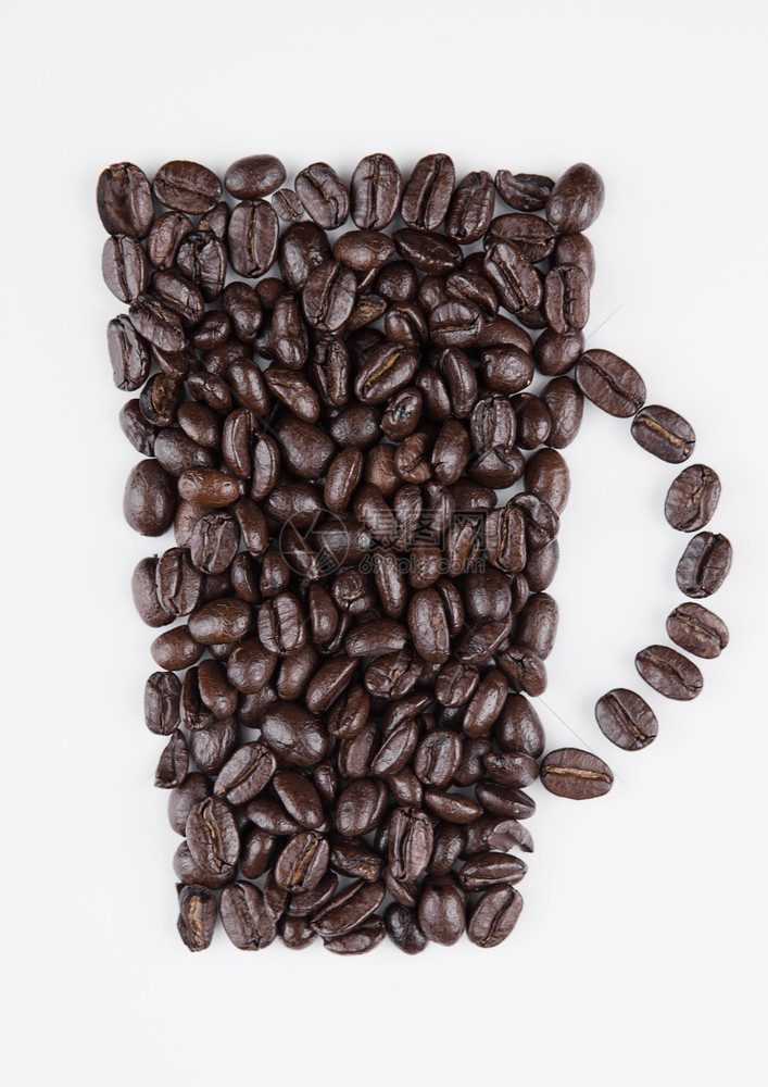 由白底豆制成的黑咖啡杯形状图片
