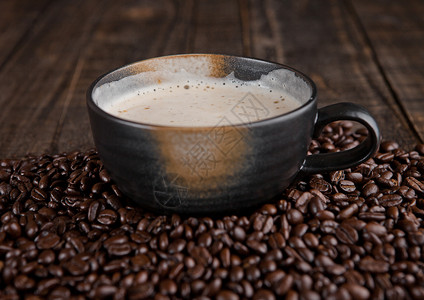 褐色咖啡杯和咖啡豆图片