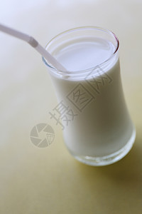 玻璃中的牛奶图片