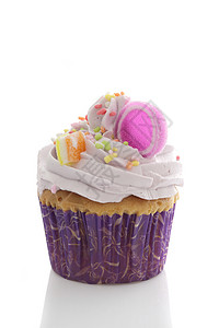 白色背景的紫纸杯蛋糕图片