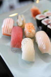 生鱼米饭寿司图片