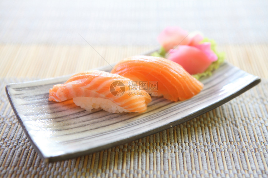 鲑鱼寿司小吃图片