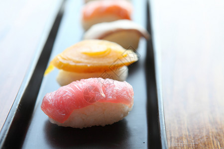 精致的生鱼寿司图片