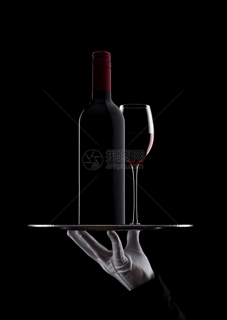 黑底带玻璃和一瓶红酒的托盘图片