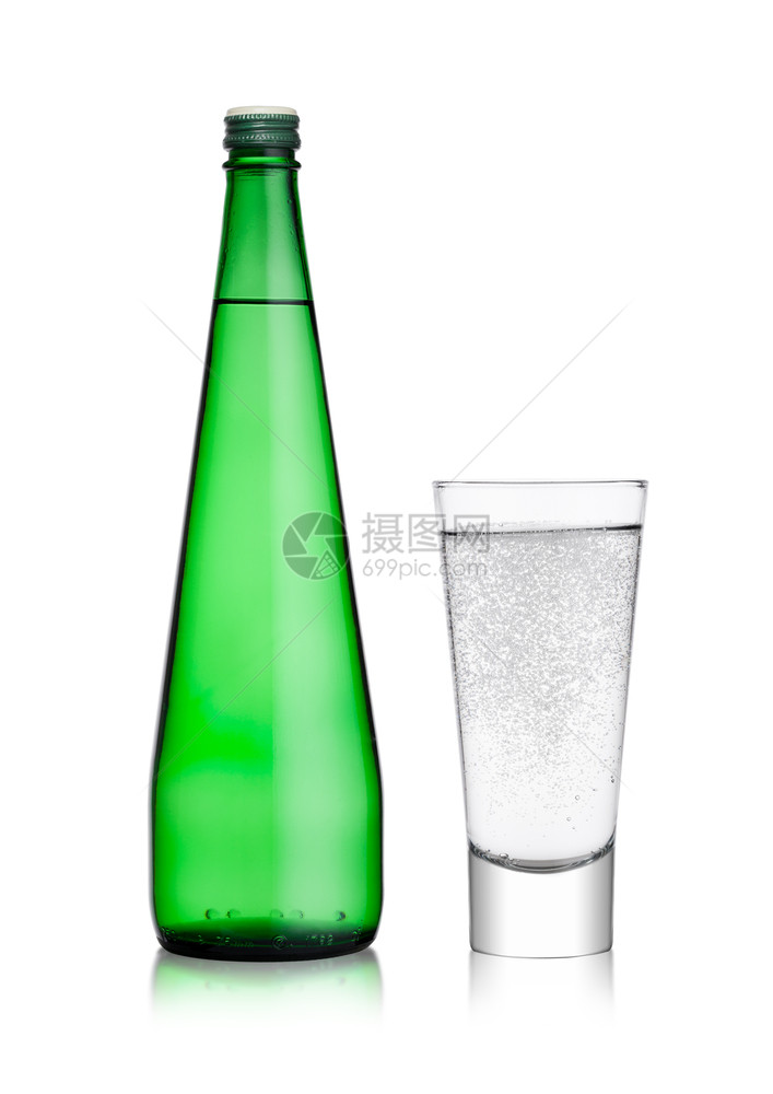 瓶装玻璃和有健康的闪光水瓶装玻璃柠檬水和白色的泡图片
