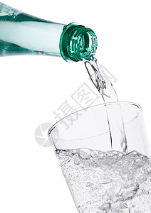 白底从瓶子到玻璃将矿泉水从瓶子倒在白底玻璃上图片
