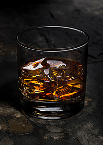 高雅的威士忌杯子石头底的冰块图片
