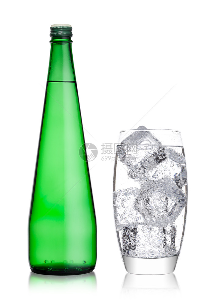 瓶装玻璃有健康的闪光水柠檬白面有冰块图片