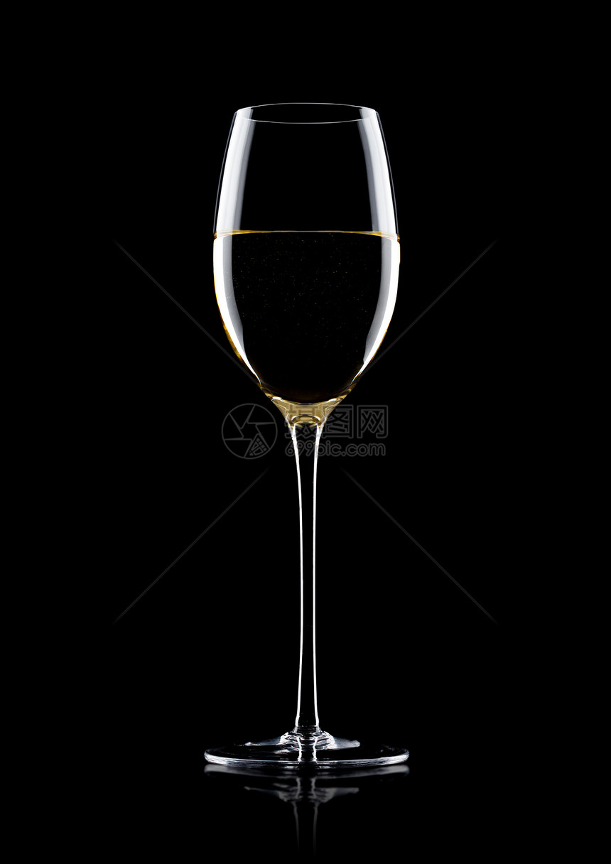 玻璃白葡萄酒黑色背景反射图片