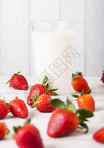 以鲜草莓为原料的草莓鲜奶背景图片