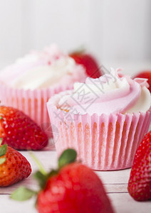 松饼加草莓奶油甜点木背景新鲜草莓图片