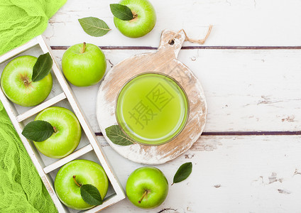 一杯新鲜的有机苹果汁外婆把绿色苹果装在盒子里放木本上图片