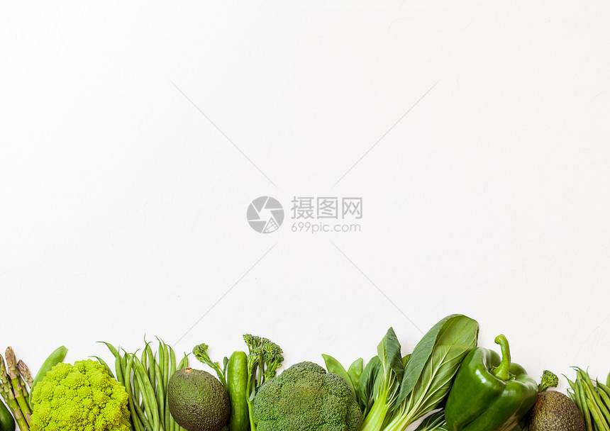 白种背景的青菜生有机蔬鳄梨卷心菜椰和黄瓜配有裁剪和芒豆松散辣椒和生菜图片
