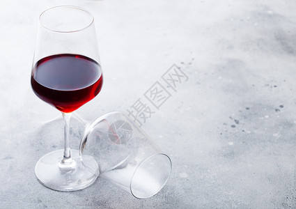 孤独的美食家厨房桌边的红酒杯子很优雅背景