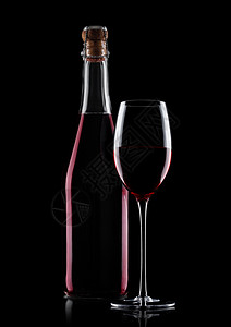 自制红酒和玻璃瓶装黑色背景反光形状有图片
