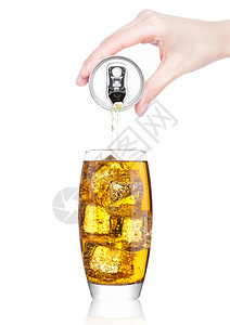 手冰女用手将橙能量苏打饮料从铝罐倒到白底玻璃背景