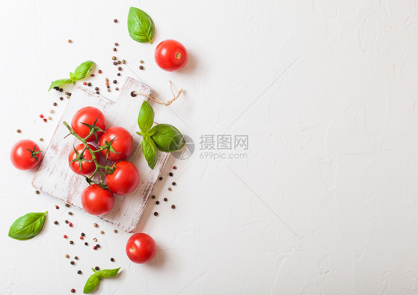 葡萄藤上有机樱桃糖滴番茄石本底有和胡椒图片