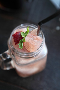 草莓冰块果汁图片
