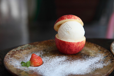 苹果里的冰淇淋球图片