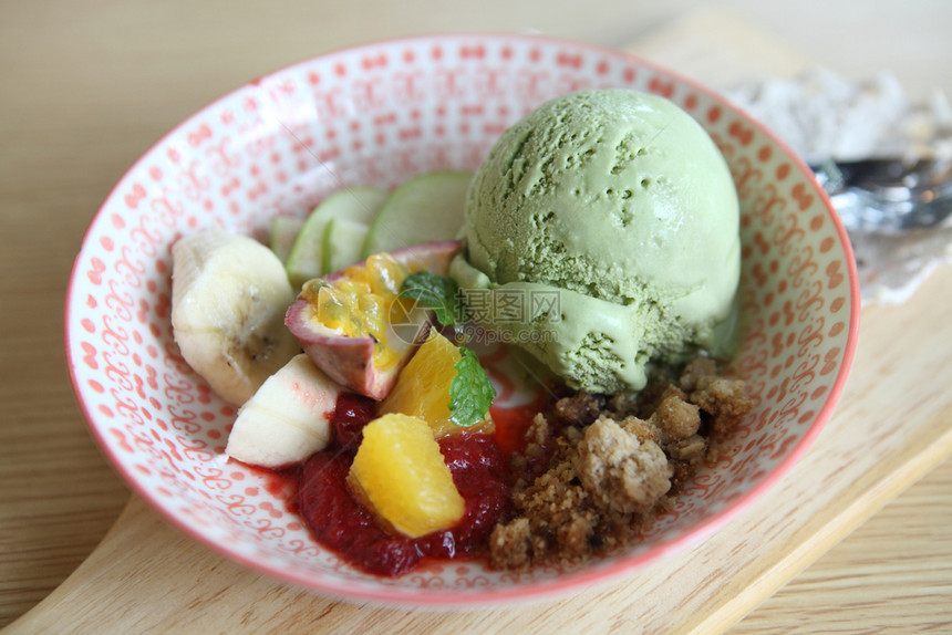 绿色茶冰淇淋加果图片