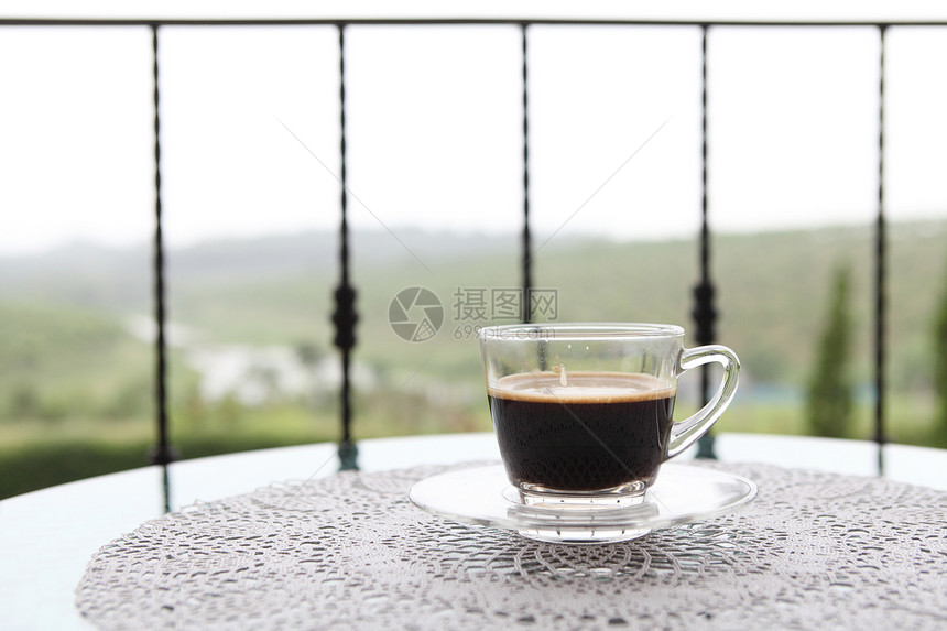 黑色咖啡装在透明玻璃杯里图片