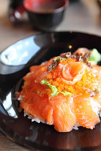 鲑鱼寿司和米饭图片