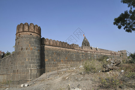 围绕寺庙村圆柱墙的石砖和圆柱塔图片
