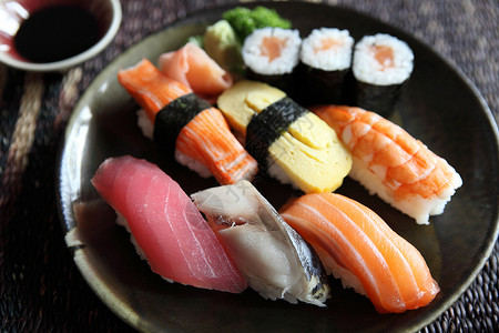 圆盘上的生鱼寿司图片