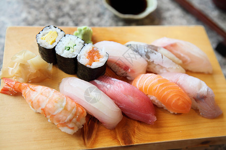 海鲜生鱼寿司图片