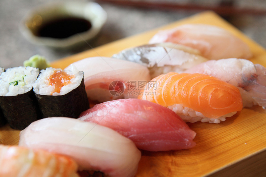海鲜生鱼寿司近视图图片