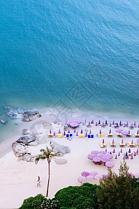 夏季华欣海滩蓝色泰河沿岸热带海滩目的地及雨伞背景
