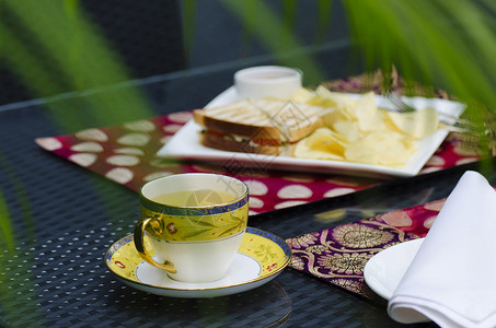 英语早餐绿色茶和吐司三明治图片
