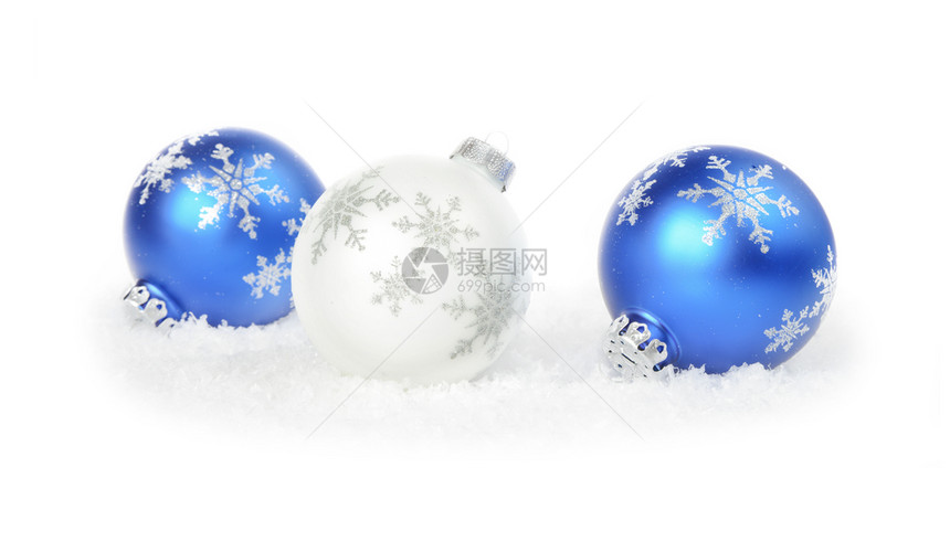 有雪花的白和蓝色圣诞节球白背景的雪与隔绝图片