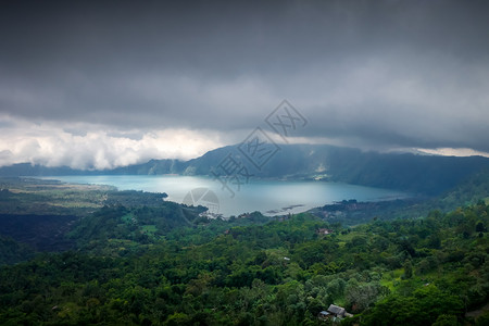 巴利因多尼西亚贡巴图火山和湖背景图片