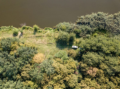 无人驾驶飞机在空中观察绿色草地和白汽车背景图片