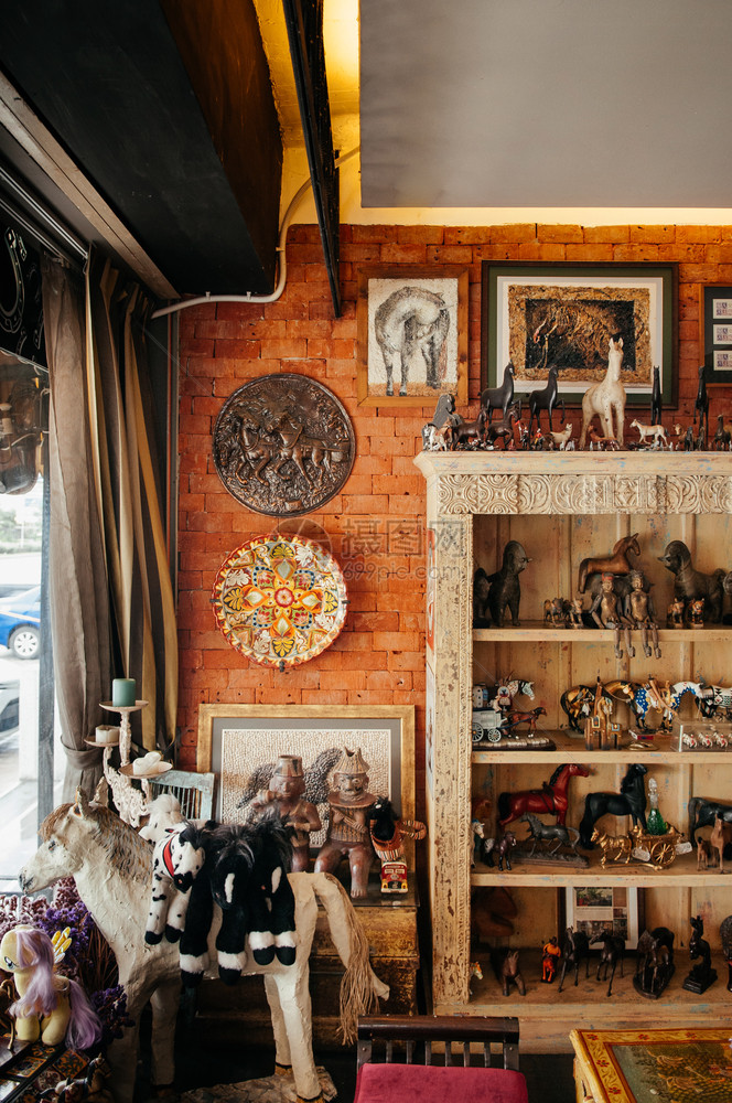 2014年7月日2014年华欣泰国许多古老的马娃照片架陶瓷雕塑和旧刻木板上装饰物品面有红砖墙旧的房屋装饰设计图片