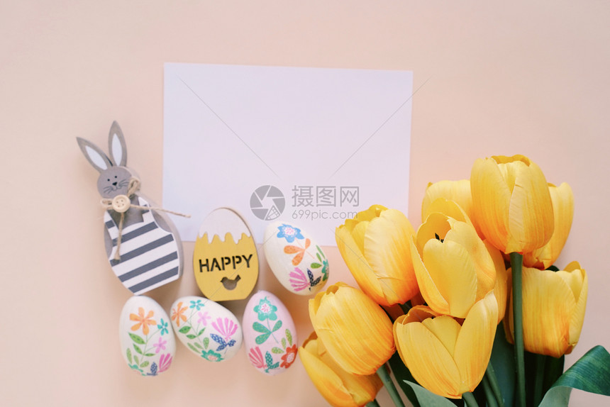 木兔鸡蛋卡片和金黄色郁金香图片