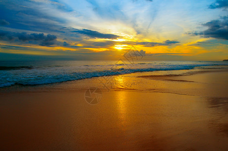 海滨和明亮的日出美丽背景高清图片