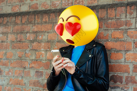 使用智能手机的emoji女头目概念高清图片素材