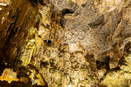 山城美女穆婷婷这座岛屿上最美丽的洞穴之一位于维特南的哈龙湾背景