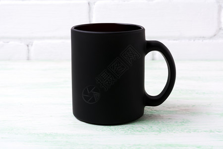 黑咖啡杯装白漆砖墙空杯装品牌促销图片