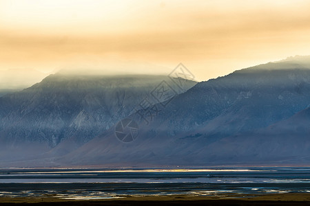 我们加州日落时的超真实欠债湖a背景图片