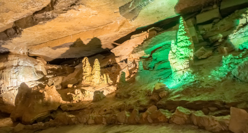 地下洞穴禁靠近塞维尔特尼斯西图片
